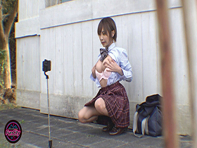 SNS露出実況 教室の隅で目立たない陰キャＪ系は 巨乳の見せたがり裏垢女子だった…放課後にオタク淫語で羞恥オナニーを 生配信してるのを僕はず　サンプル画像03